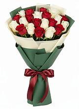Букет Микс из красных и белых роз в Усть-Уде
