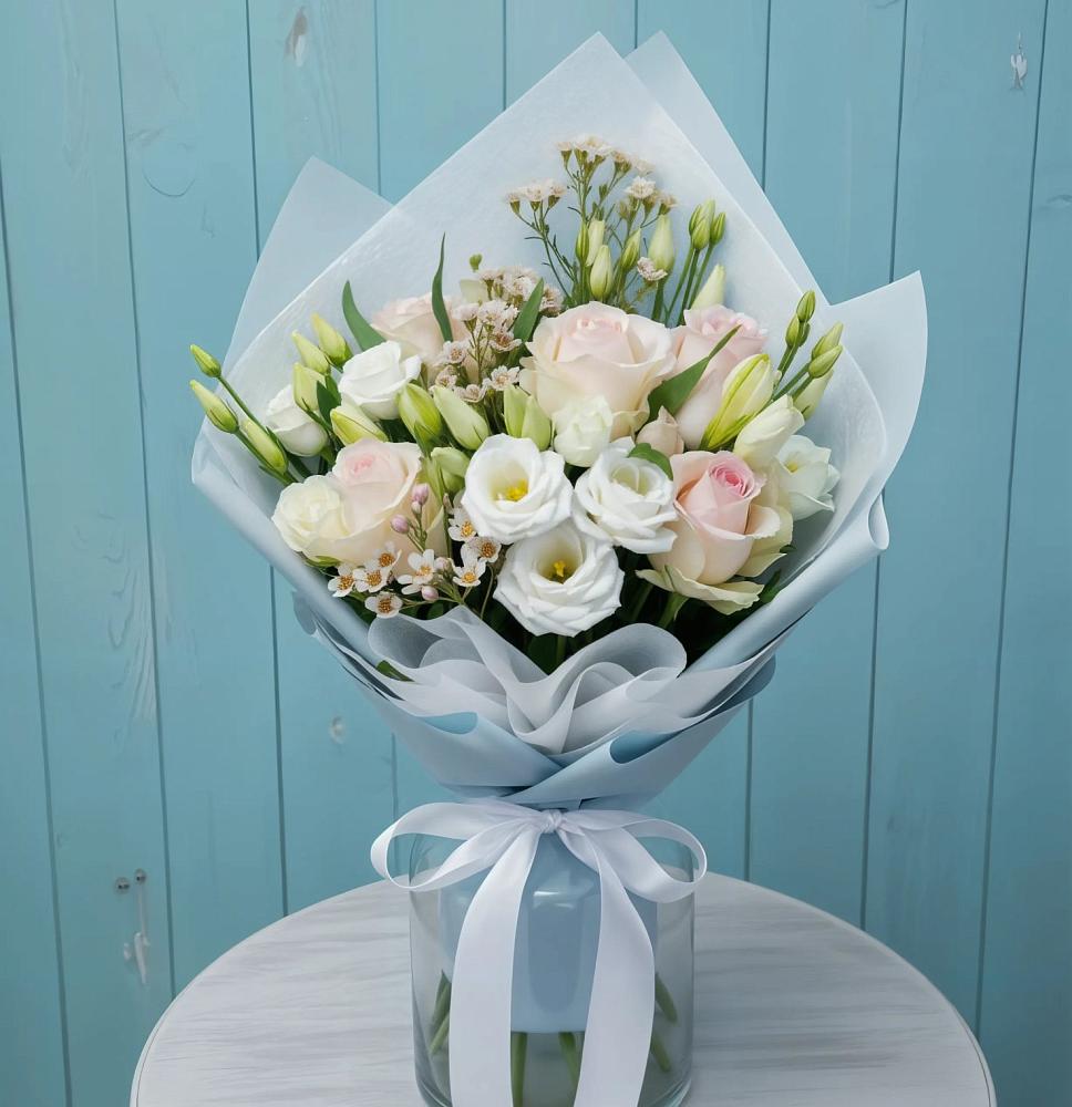 Букет цветов из: Розы и Лизиантусы в Усть-Уде