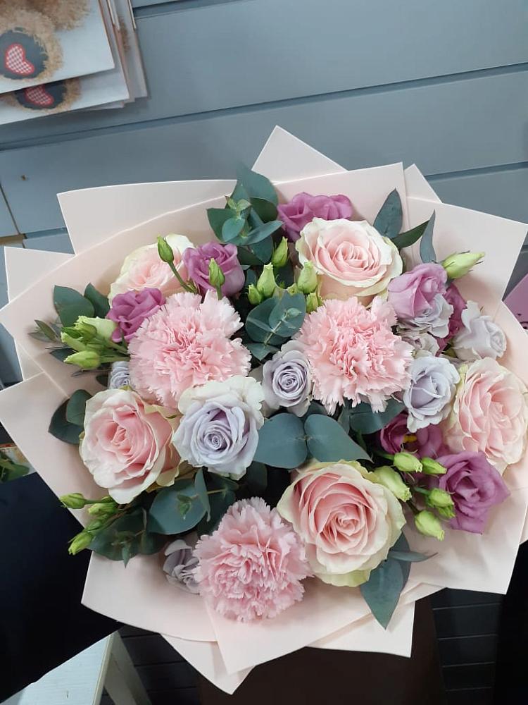 Букет цветов из: Розы, Гвоздики и Лизиантусы в Усть-Уде