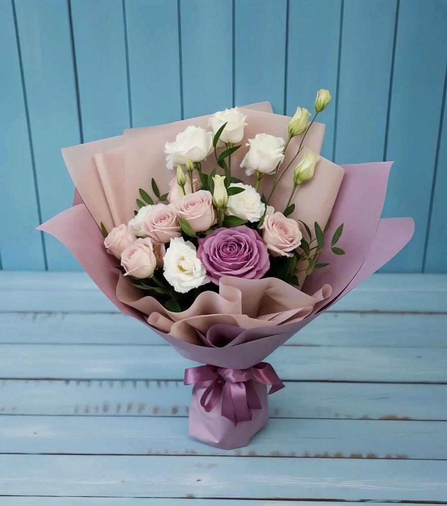 Букет цветов из: Розы и Лизиантусы в Усть-Уде